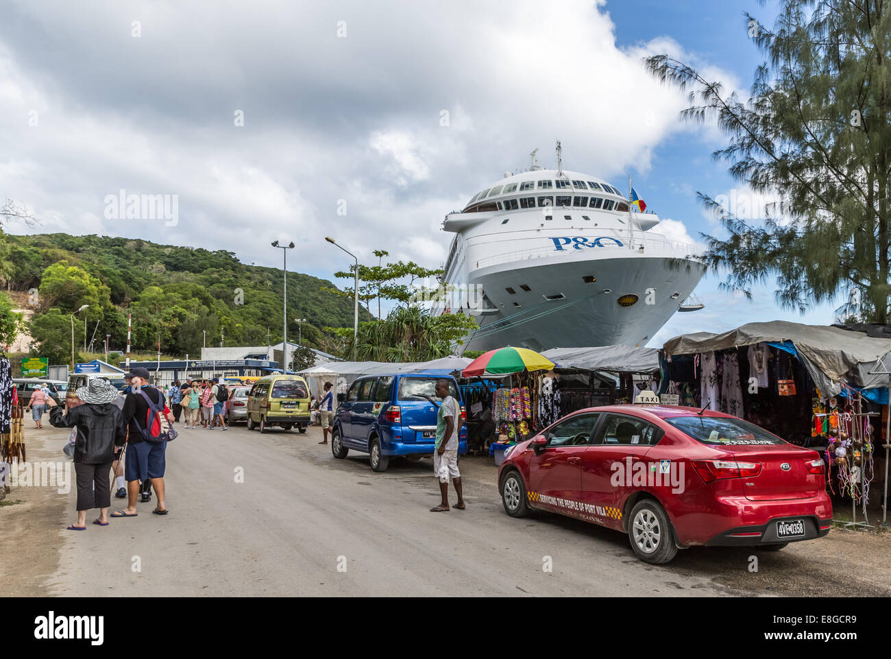 P&O cruise ship Pacific Dawn accosté à Port Vila (Vanuatu) avec les marchés et les consommateurs en premier plan. Banque D'Images