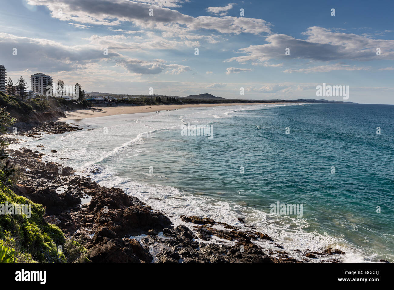 Avis de roche volcanique en fin d'après-midi, de pointe donnant sur Coolum Beach, Sunshine Coast, Queensland, Australie Banque D'Images