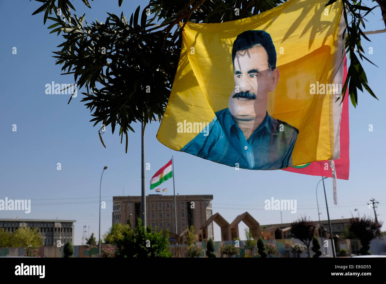 Une bannière portant le droit d'Abdullah Ocalan, membre fondateur de l'organisation militante du Parti des Travailleurs du Kurdistan ou PKK pendu en face de la parlement kurde d'Erbil pour protester contre l'avancée de l'État islamique d'Irak et du Levant (EIIL), militants vers central Kobani une ville frontière Syrienne avec la Turquie. Banque D'Images