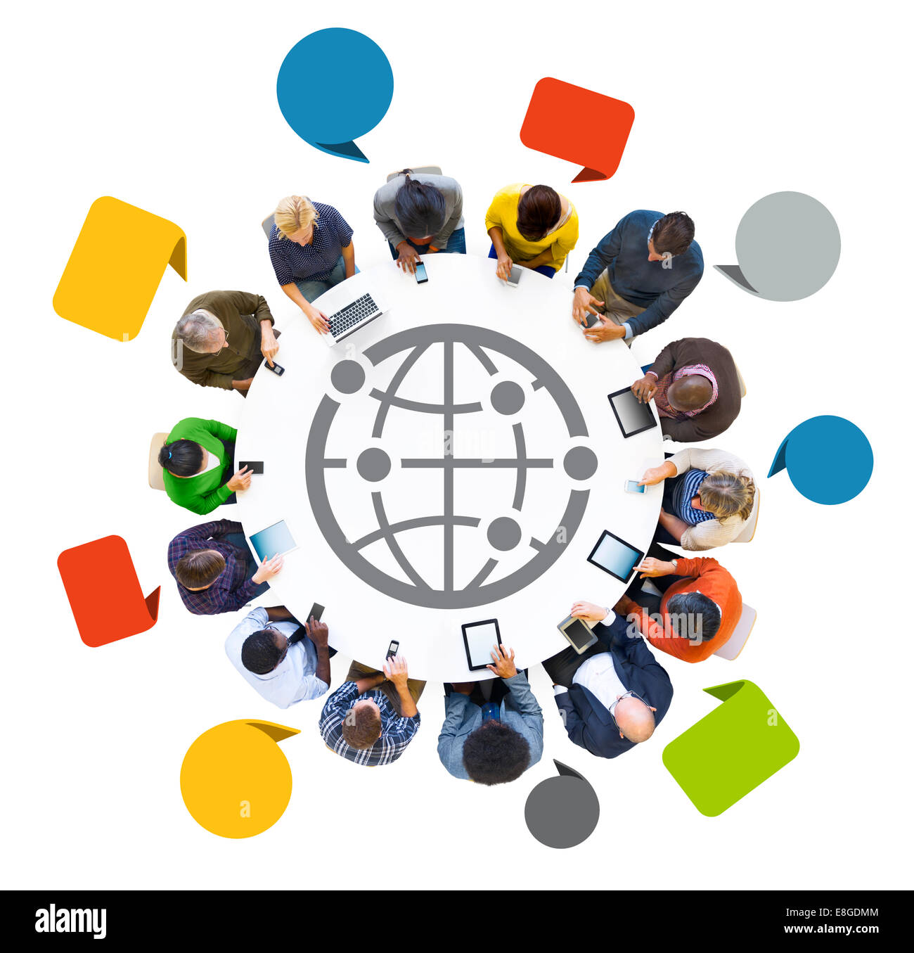 Groupe multi-ethnique de personnes utilisant des appareils numériques au monde connecté Banque D'Images