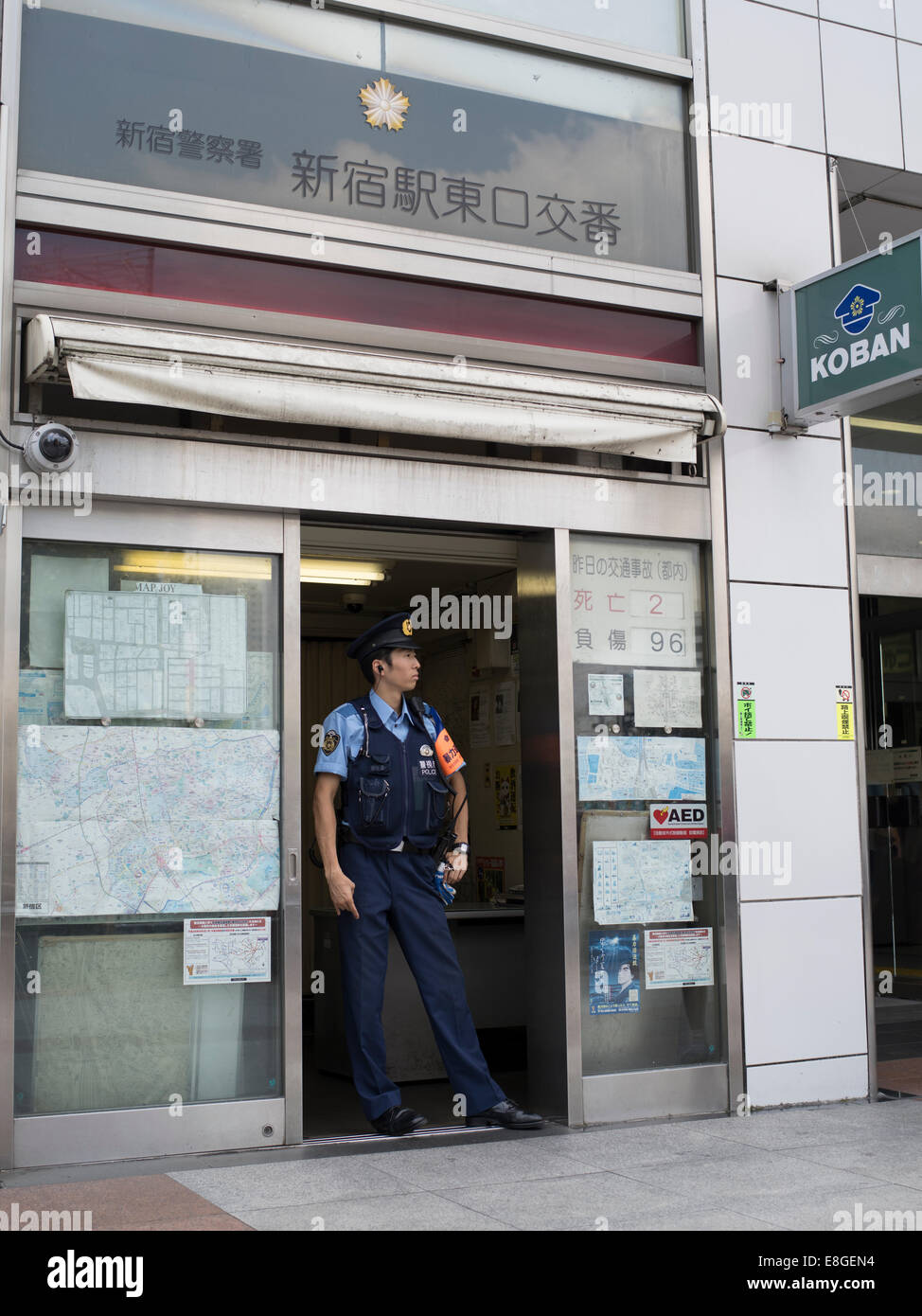 Koban japonais police mini box / gare à côté de la sortie Est de la gare de Shinjuku. Banque D'Images
