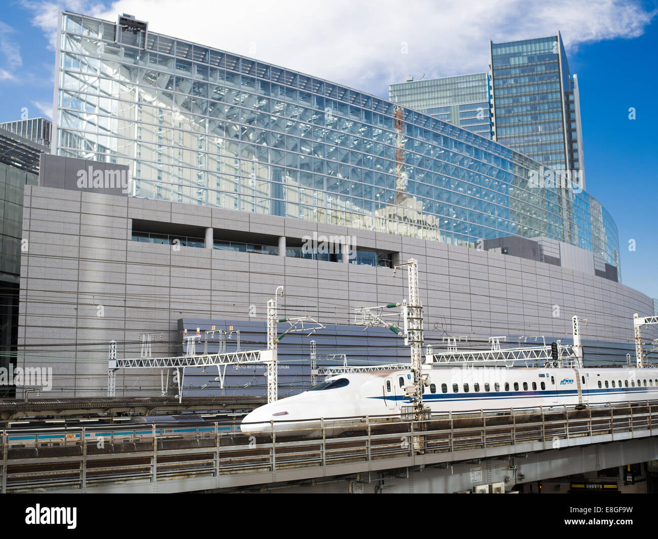 Bullet train Shinkansen et Forum de Tokyo Building Banque D'Images
