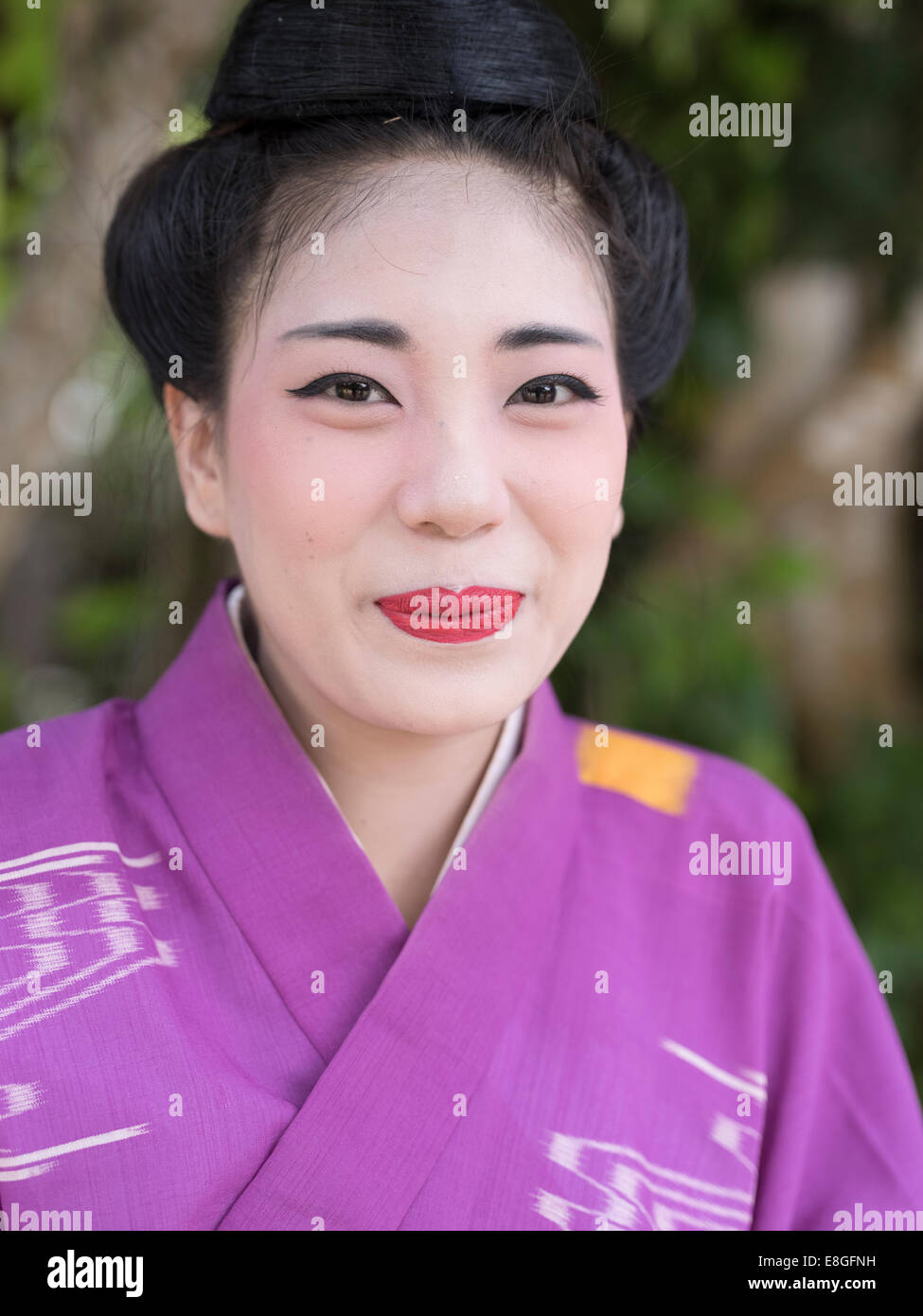 Jeune femme en kimono traditionnel d'Okinawa et avec la coiffure et le maquillage traditionnel à Ryukyu Mura ( village ) Ryukyu Okinawa Banque D'Images