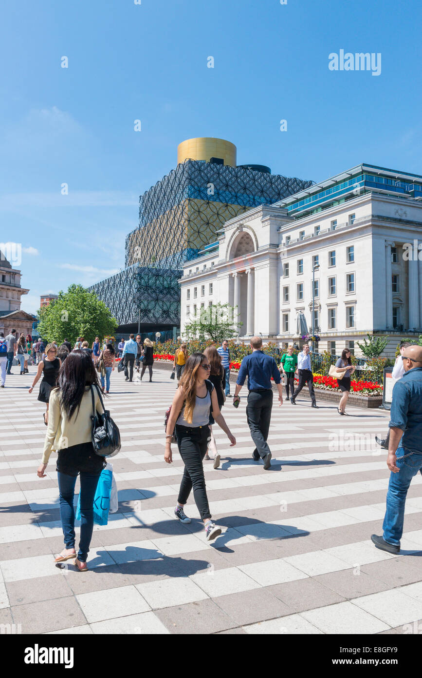 Les piétons traversant de Paradise Forum de Centenary Square, Birmingham Banque D'Images