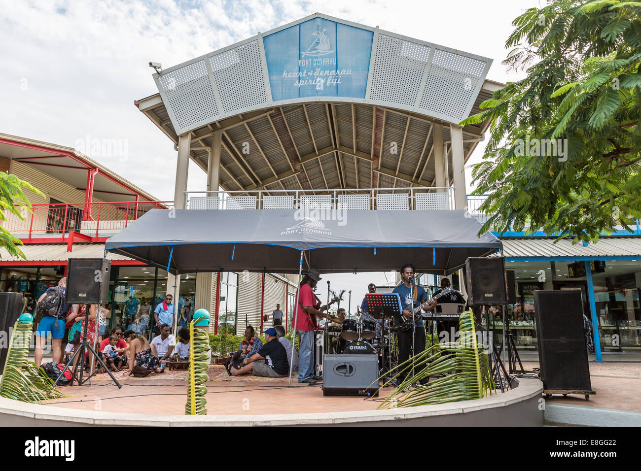 Les touristes d'être divertis par un groupe de rock en plein air à Port Denarau, Fidji Banque D'Images