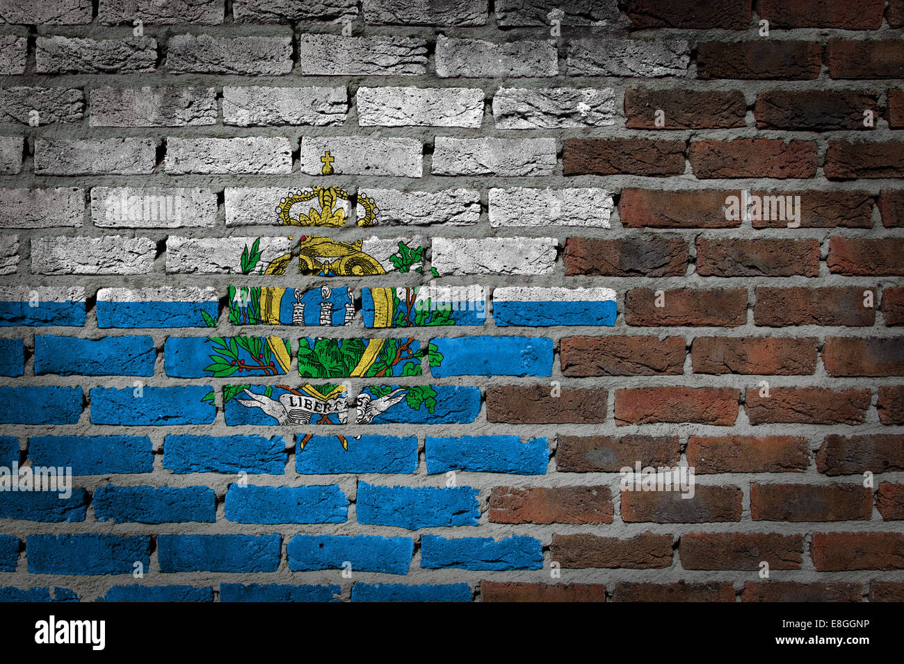 Très vieux mur en brique rouge foncé texture avec drapeau - San Marino Banque D'Images