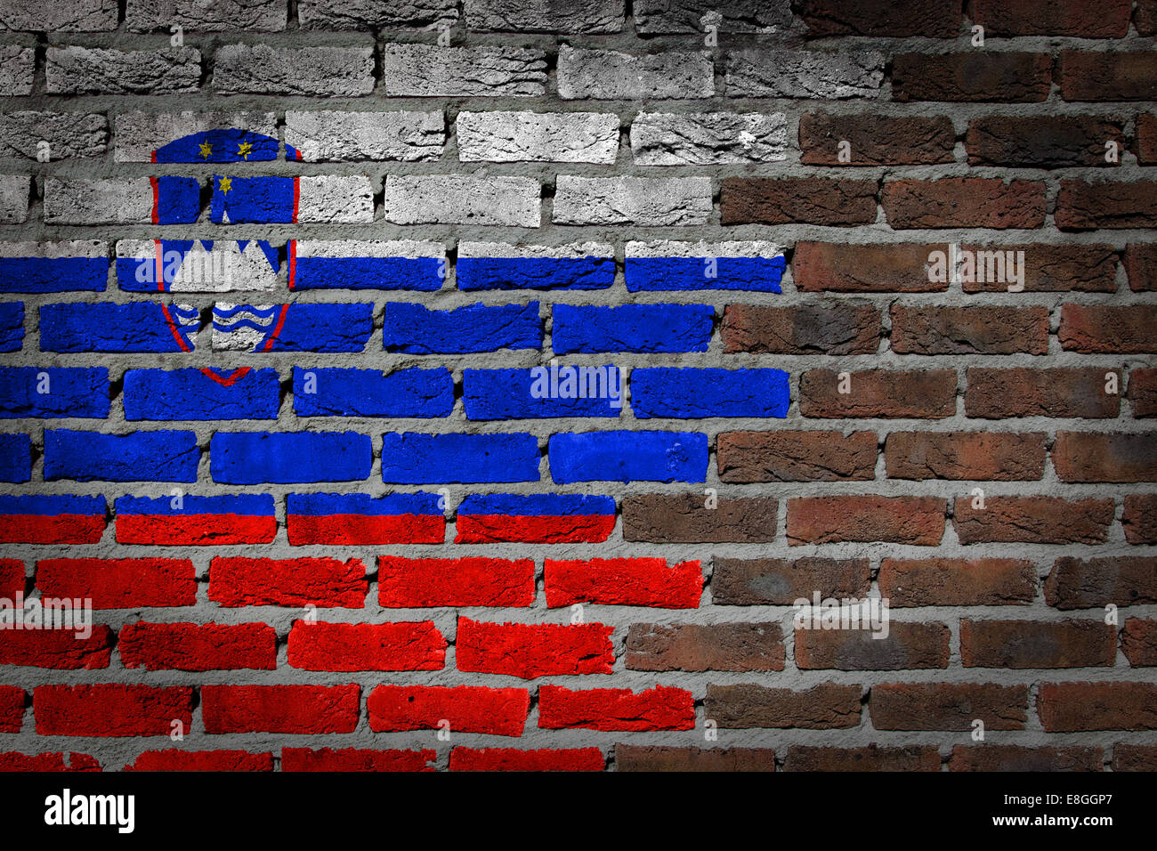 Très vieux mur en brique rouge foncé texture avec drapeau - Slovénie Banque D'Images