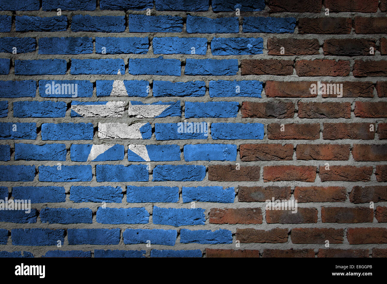 Très vieux mur en brique rouge foncé texture avec drapeau - Somalie Banque D'Images