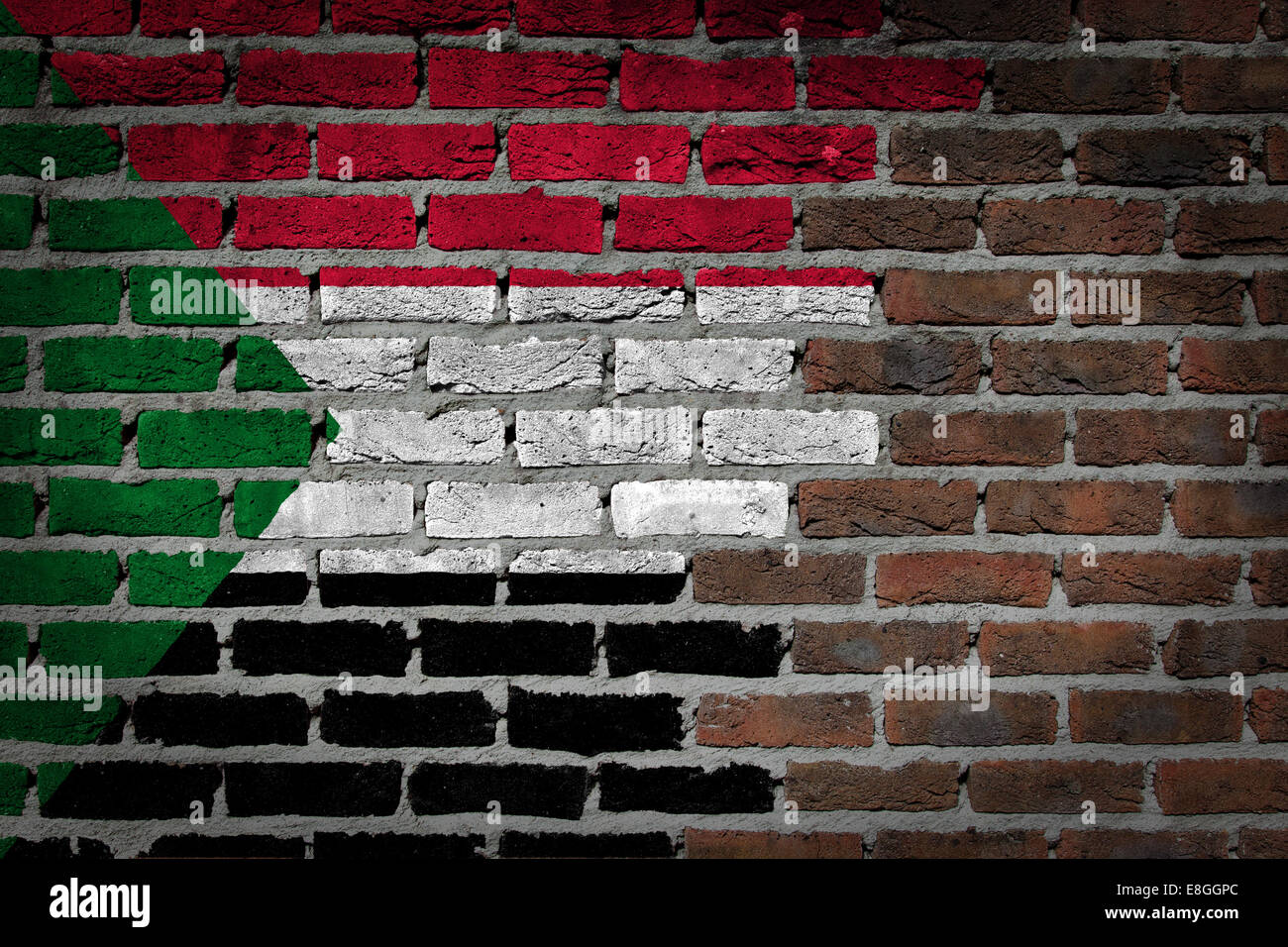 Très vieux mur en brique rouge foncé texture avec drapeau - Soudan Banque D'Images