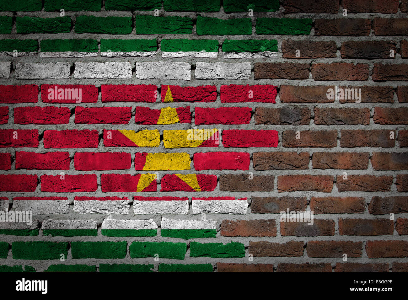 Très vieux mur en brique rouge foncé avec texture - drapeau Suriname Banque D'Images