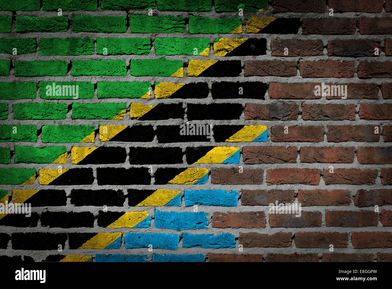 Très vieux mur en brique rouge foncé texture avec drapeau - Tanzanie Banque D'Images