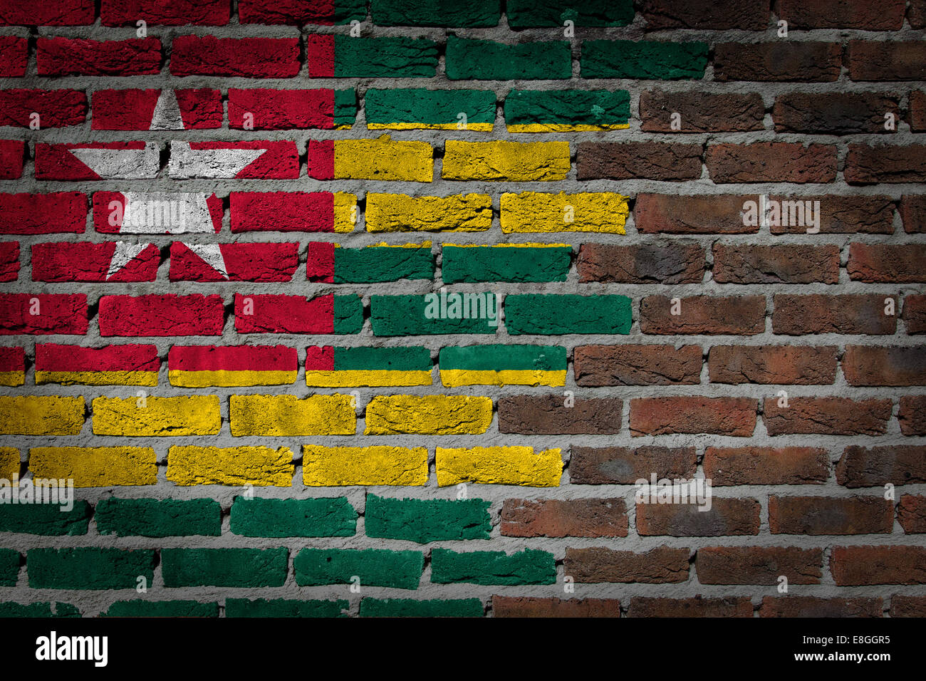Très vieux mur en brique rouge foncé texture avec drapeau - Togo Banque D'Images