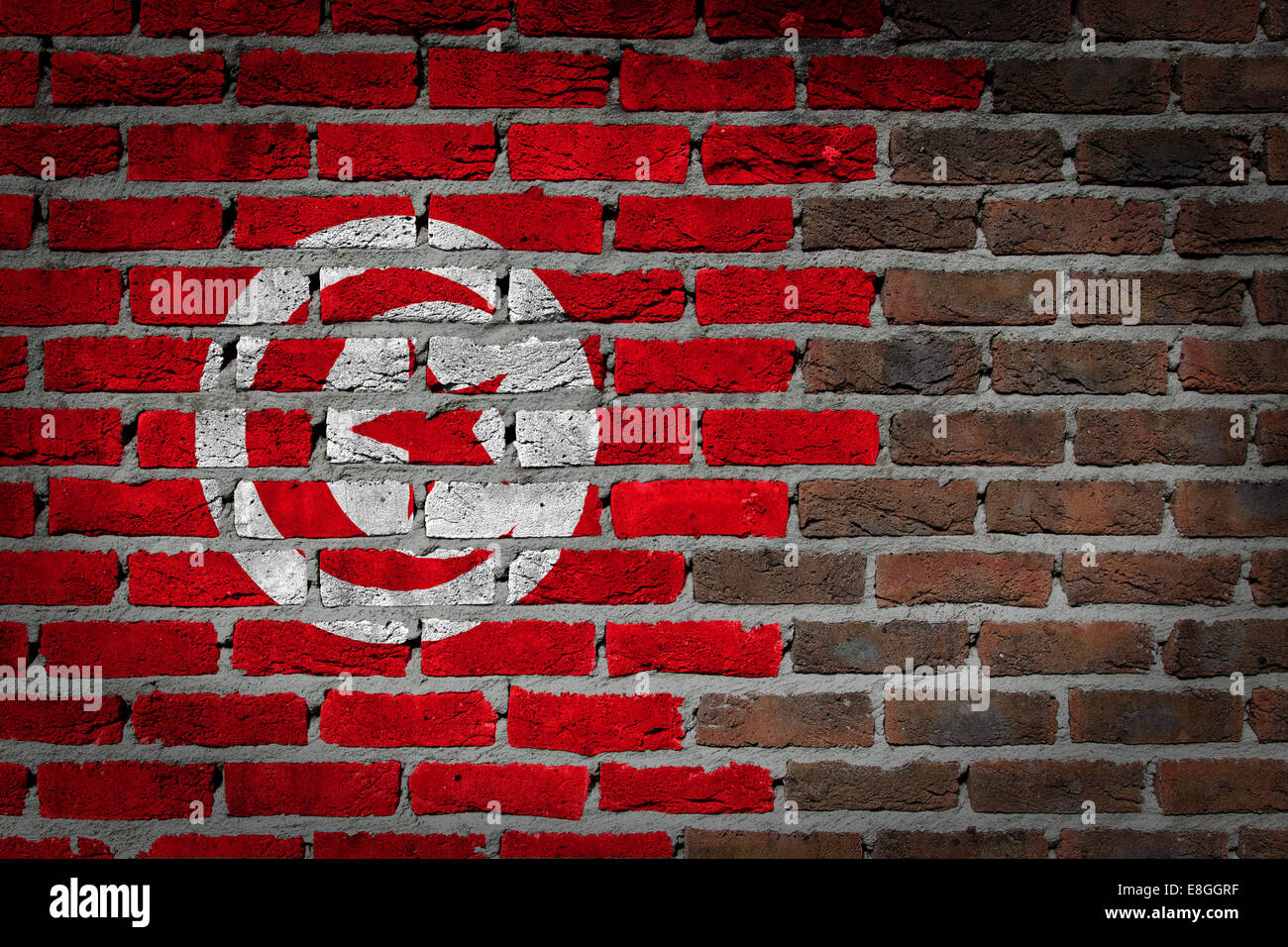 Très vieux mur en brique rouge foncé texture avec drapeau - Tunisie Banque D'Images