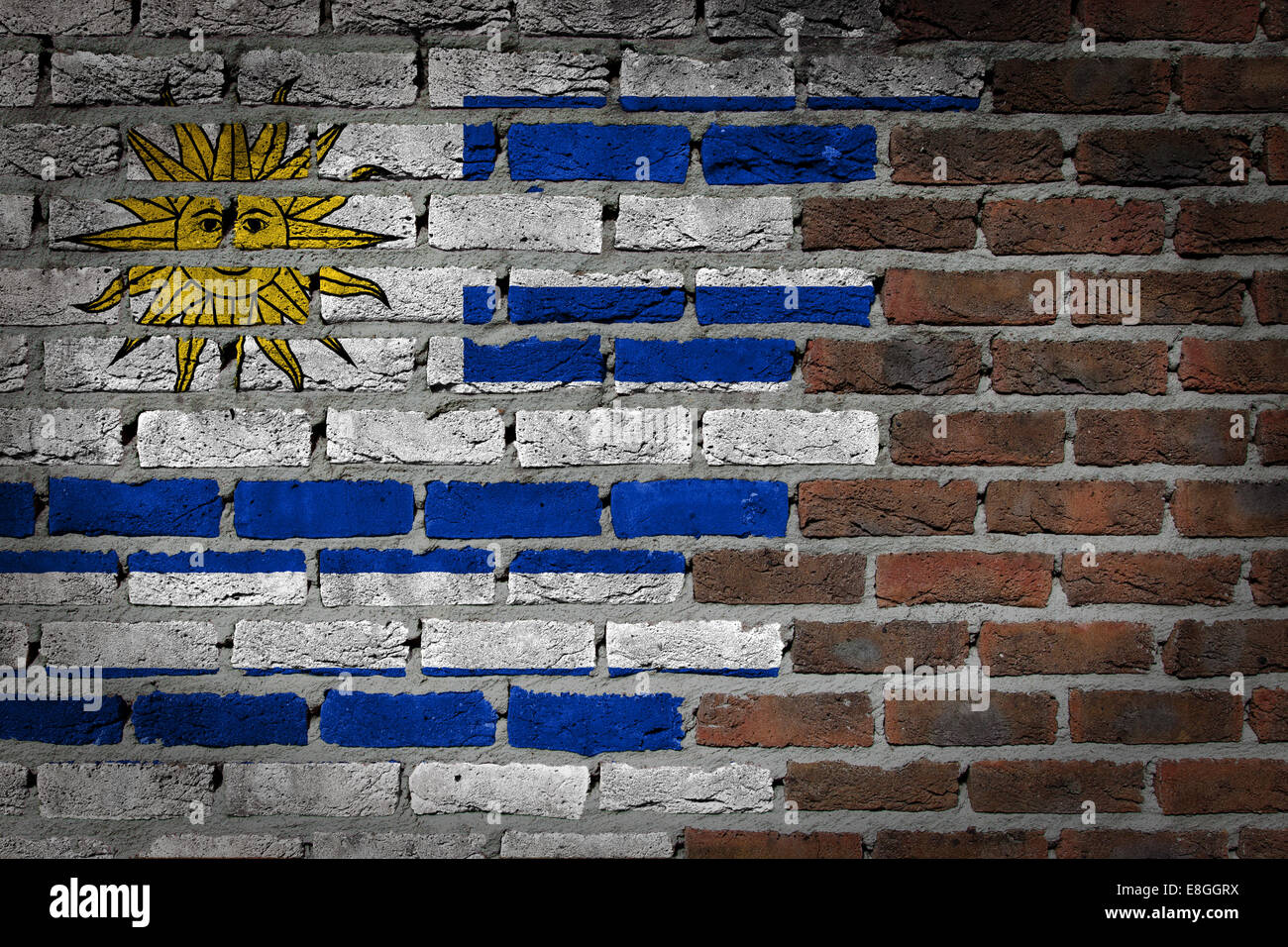 Très vieux mur en brique rouge foncé avec la texture d'un drapeau - Uruguay Banque D'Images