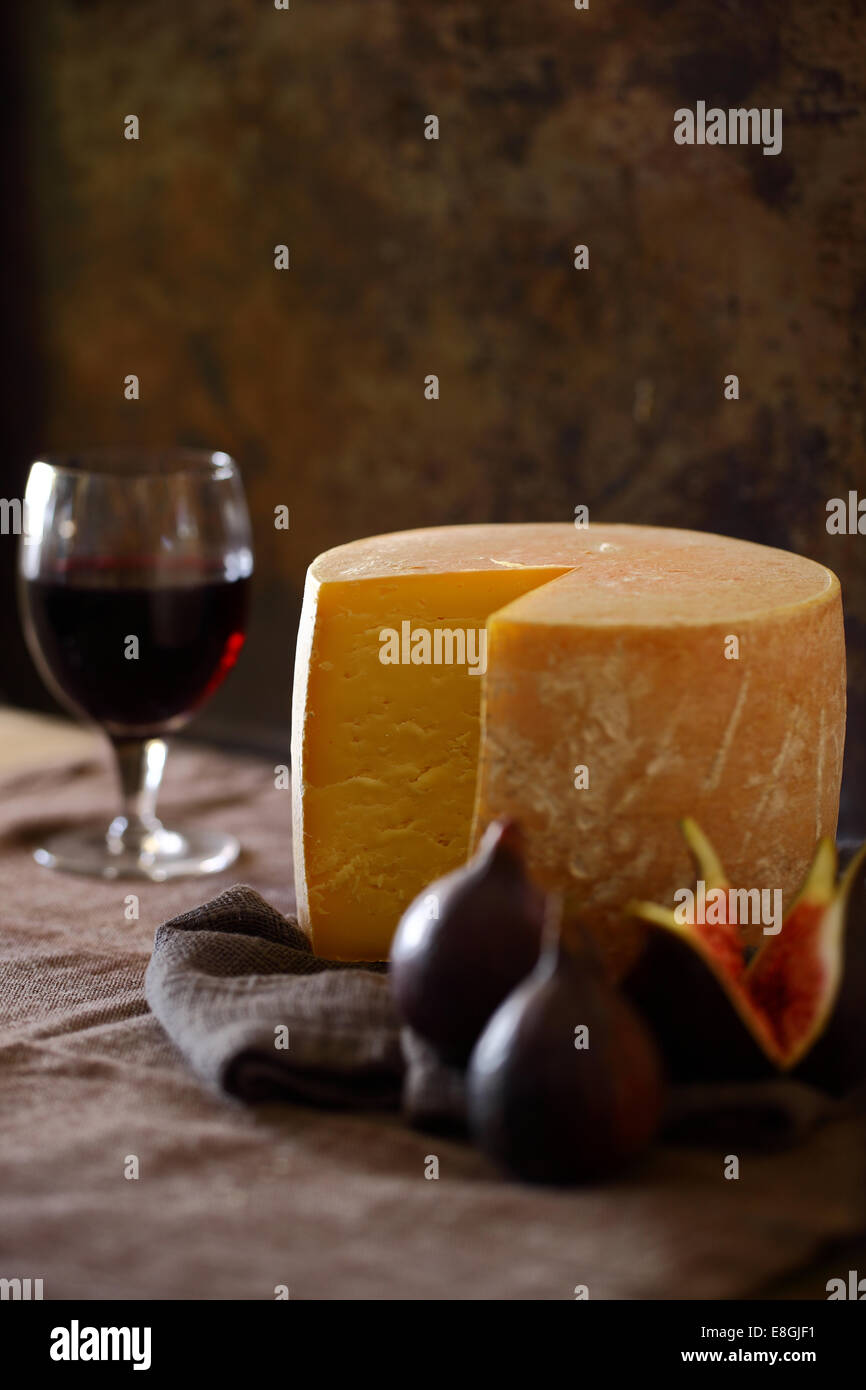 Fromage, figues et un verre de vin rouge Banque D'Images