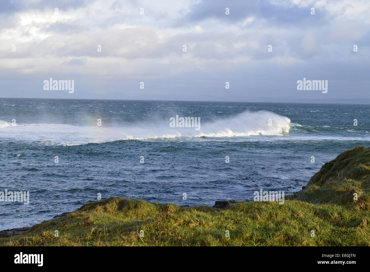 L'Irlande, Connacht, Comté de Sligo, Mullaghmore, vagues se brisant sur la côte Atlantique Banque D'Images