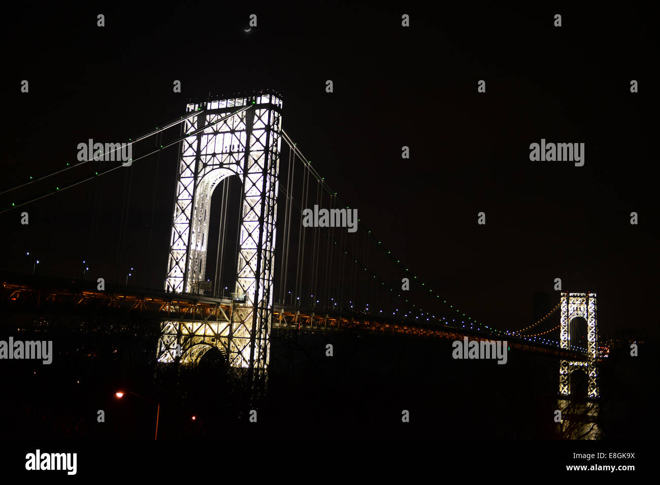 USA, l'État de New York, New York City, pont avec nouvelle lune Banque D'Images