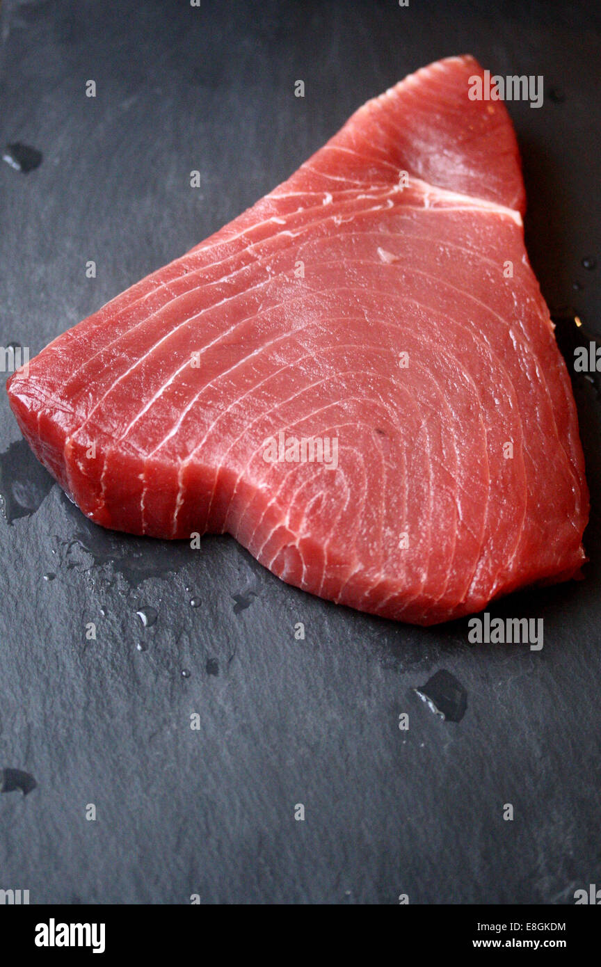 Raw Tuna Steak sur ardoise Banque D'Images