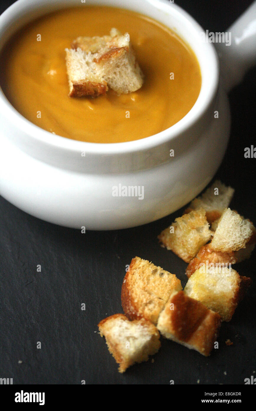 Soupe de potiron crémeux avec des croûtons Banque D'Images