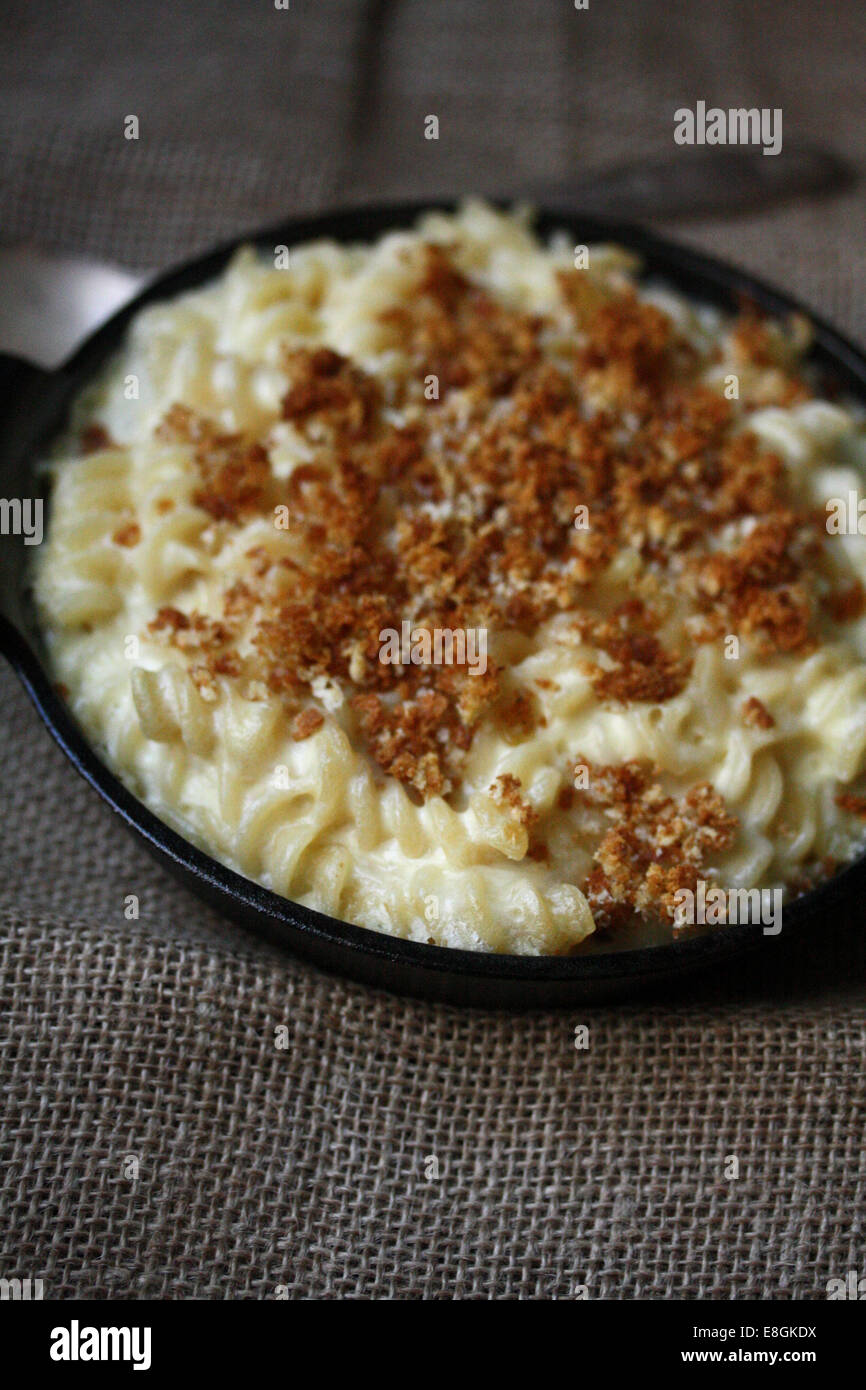 Macaroni au fromage avec garniture de bacon et d'ariane Banque D'Images