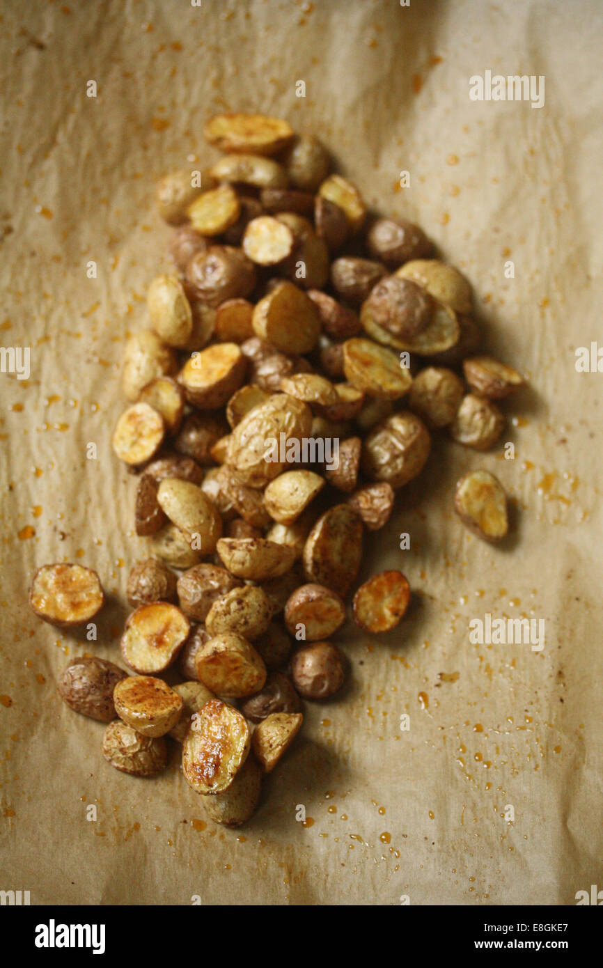 Pommes de terre rôties avec bébé sur planche en bois de sumac Banque D'Images