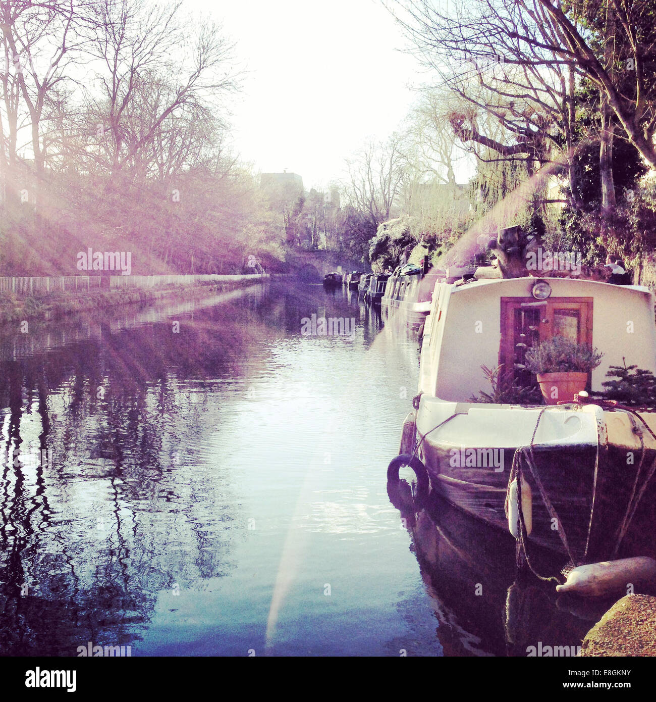 London, UK Coucher du soleil dans le canal Banque D'Images