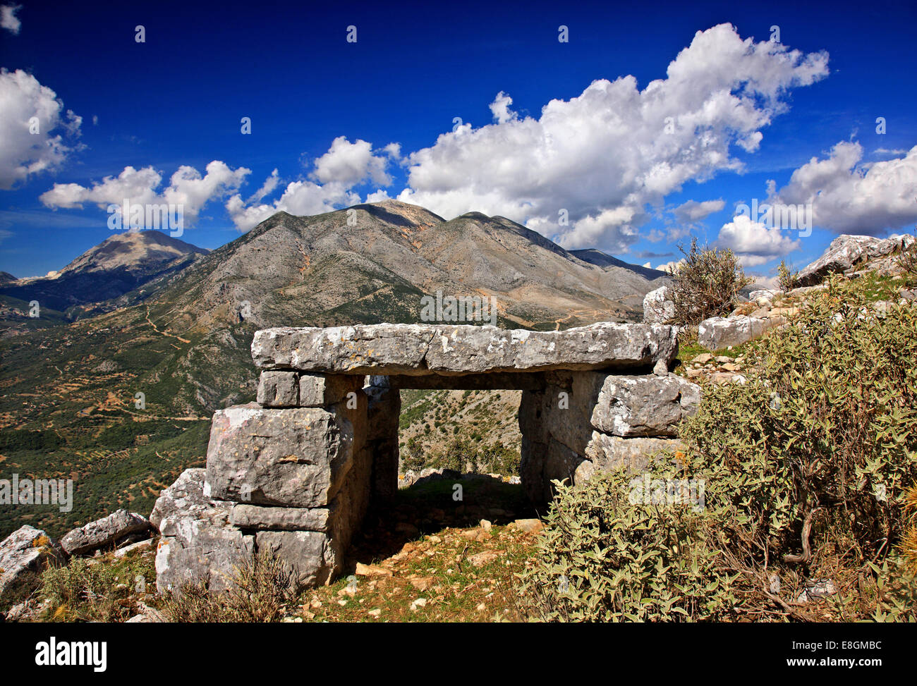 L'une des portes de l'anciennes fortifications de Kastri (partie de l'ancienne Alyzia), Xiromero, Heraklion, Grèce. Banque D'Images