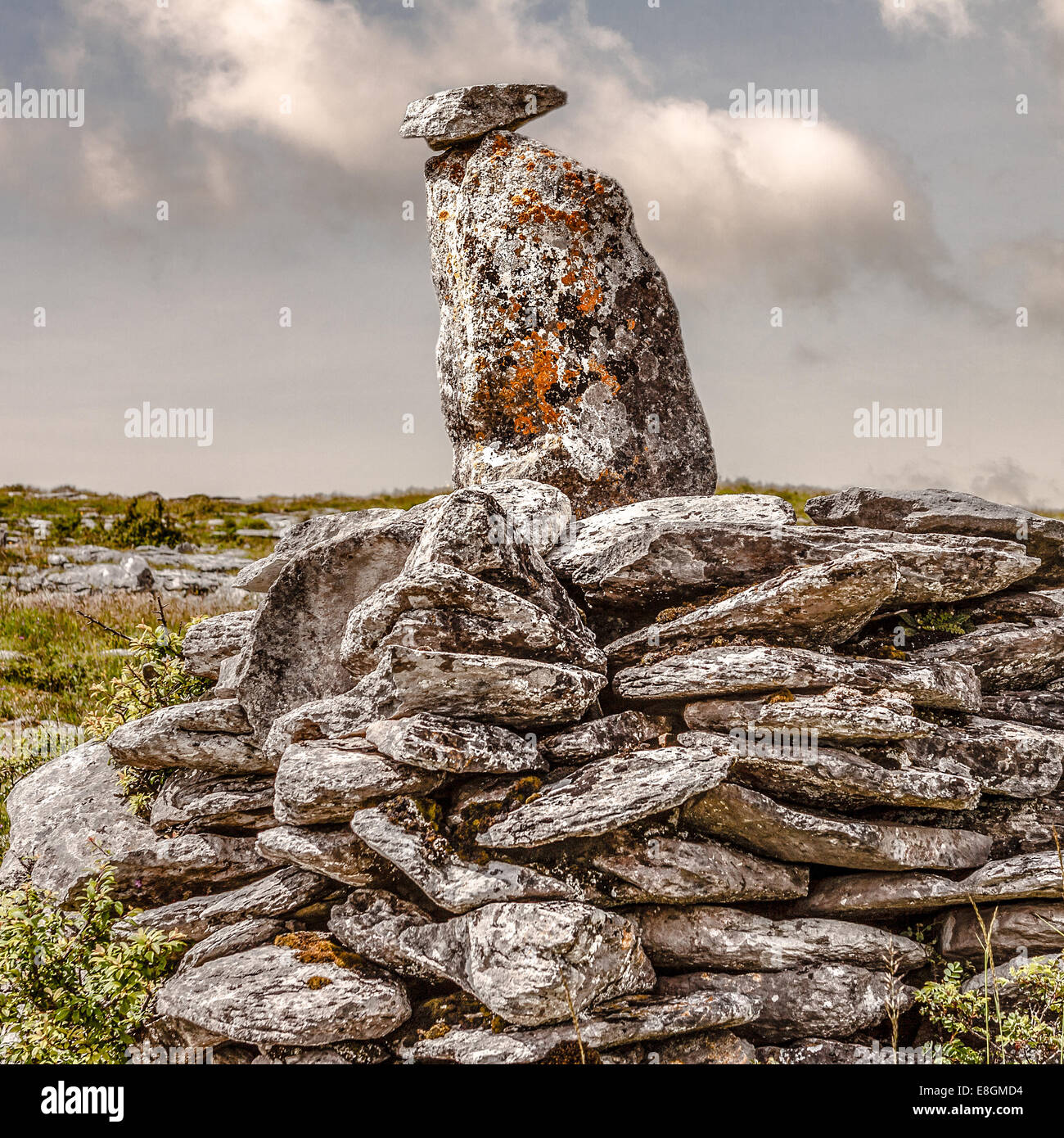 Royaume-uni, Irlande du Nord, l'Ulster, comté de Down, Newry, Burren, deux pierres en équilibre sur tas de roches Banque D'Images