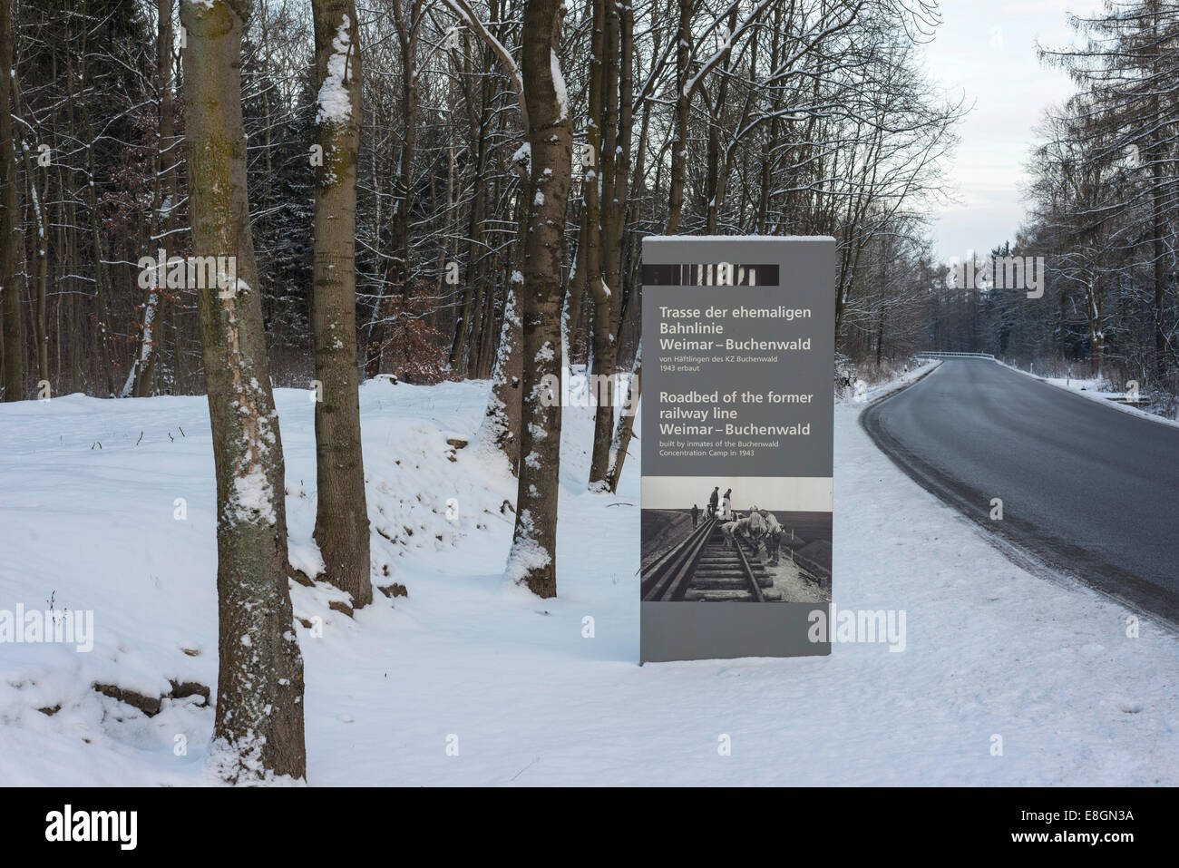 KZ camp de concentration de Buchenwald, l'ancienne ligne de chemin de fer en forêt d'hiver, de l'information de bord, sur le droit que l'on appelle Banque D'Images