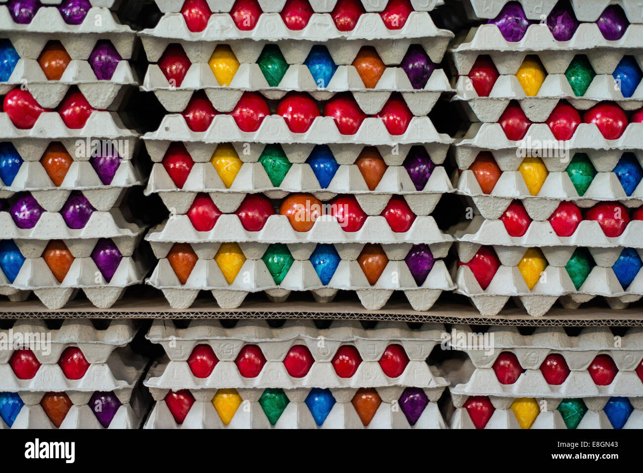 Les oeufs de Pâques colorés empilés dans des boîtes de carton, des oeufs, de l'entreprise de teinture Beham Thannhausen, Bayern, Allemagne Banque D'Images