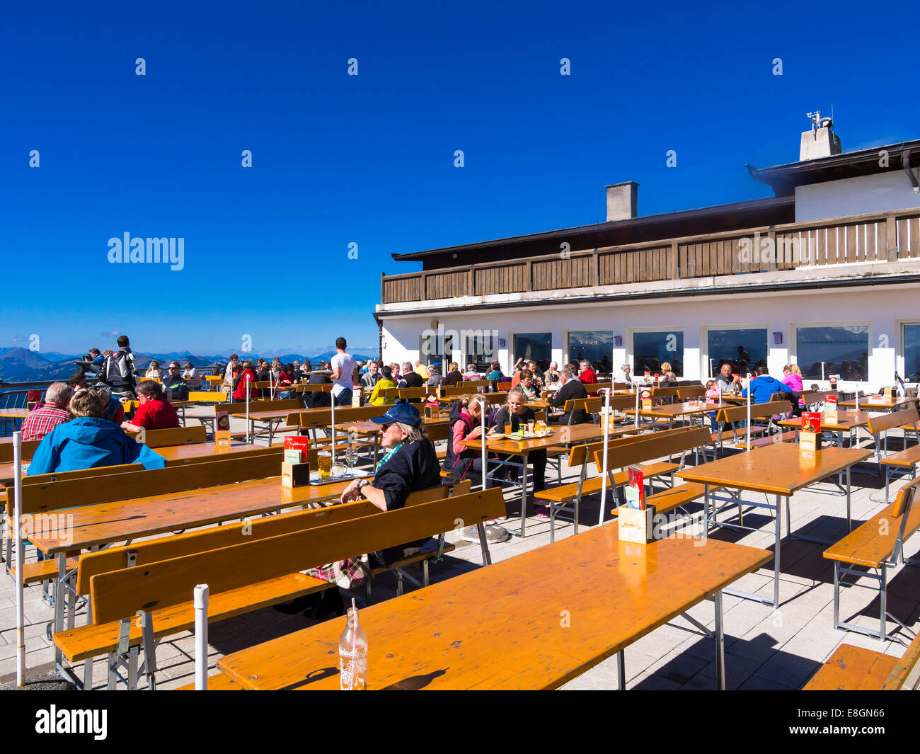 Terrasse d'un restaurant sur le mont Kitzbüheler Horn, Alpes de Kitzbühel, Tyrol, Autriche Banque D'Images