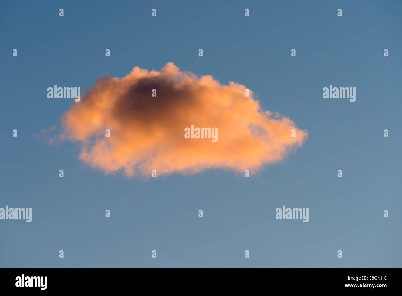 Cloud illuminée par le soleil couchant, l'Islande Banque D'Images