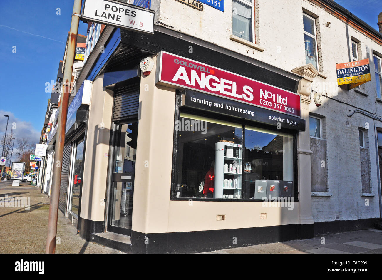 Salon de coiffure et de bronzage, des papes Lane, South Ealing, London W5, Angleterre, Royaume-Uni. Banque D'Images