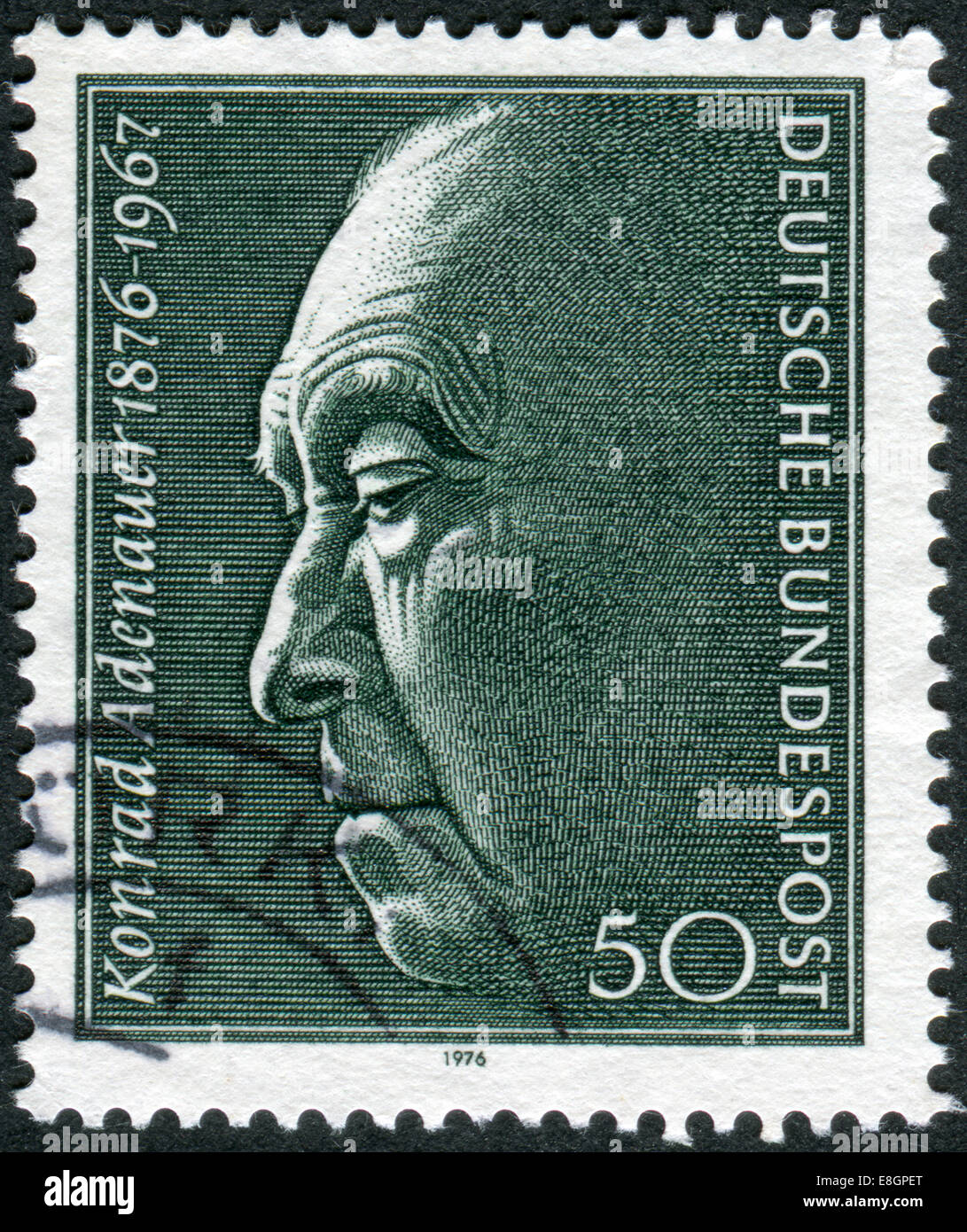 Allemagne - circa 1976 : timbre-poste imprimé en Allemagne, indique le premier chancelier allemand d'après-guerre, Konrad Adenauer, vers 1976 Banque D'Images