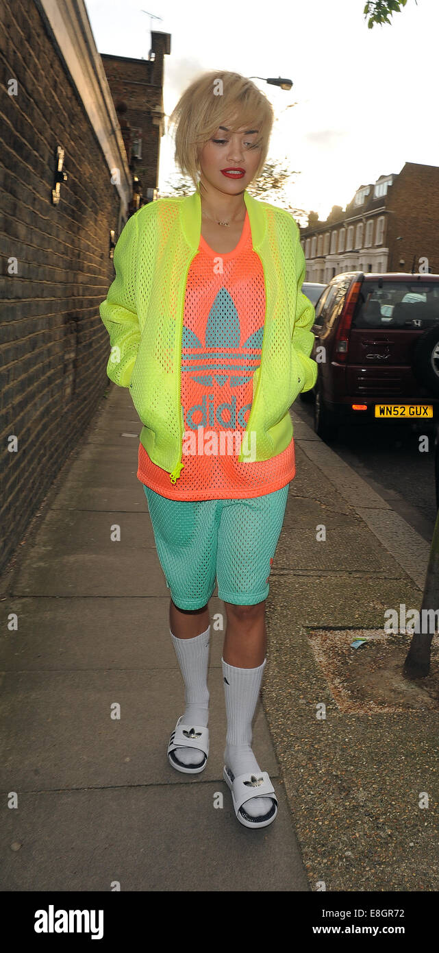 Rita Ora quitte son management bureaux et chefs de Sloane Street à faire du  shopping. Ora portait une tenue Adidas bizarres en général, composé d'une  veste fluo, Orange T-shirt vert, un short