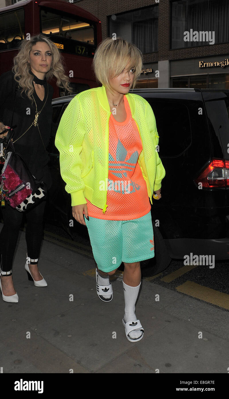 Rita Ora quitte son management bureaux et chefs de Sloane Street à faire du shopping. Ora portait une tenue Adidas bizarres en général, composé d'une veste fluo, Orange T-shirt vert, un short et chaussettes blanches avec des sandales. Avec : Rita Ora Où : London, Royaume-Uni Quand : 04 avril 2014 Banque D'Images