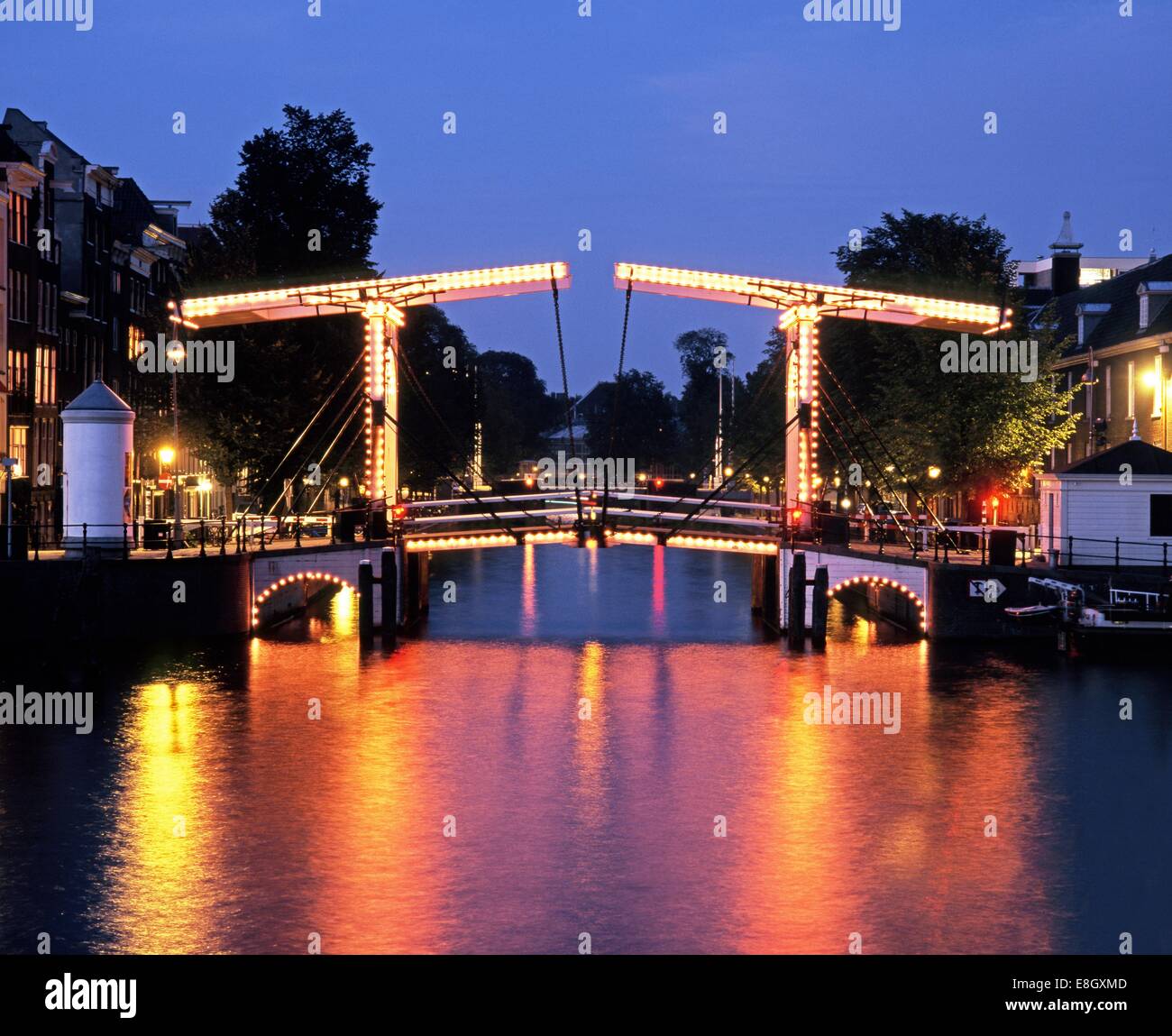 Magere Brug (pont maigre) au crépuscule & Rivière Amstel, Amsterdam, Hollande, Pays-Bas, Europe Banque D'Images