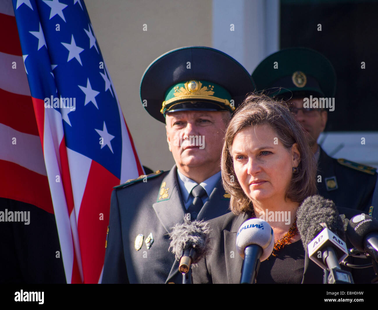 Kiev, Ukraine. 8 octobre, 2014. Parle Victoria Nuland lors de la cérémonie de remise officielle d'équipements de surveillance des frontières de l'Ukraine. . A autorisé le Département d'État pour les affaires européennes et eurasiennes a Victoria Nuland les véhicules des gardes-frontières ukrainiens et de l'équipement pour l'arrangement de la frontière. Le montant total de l'aide est de $ 10 millions. Crédit : Igor Golovnov/Alamy Live News Banque D'Images