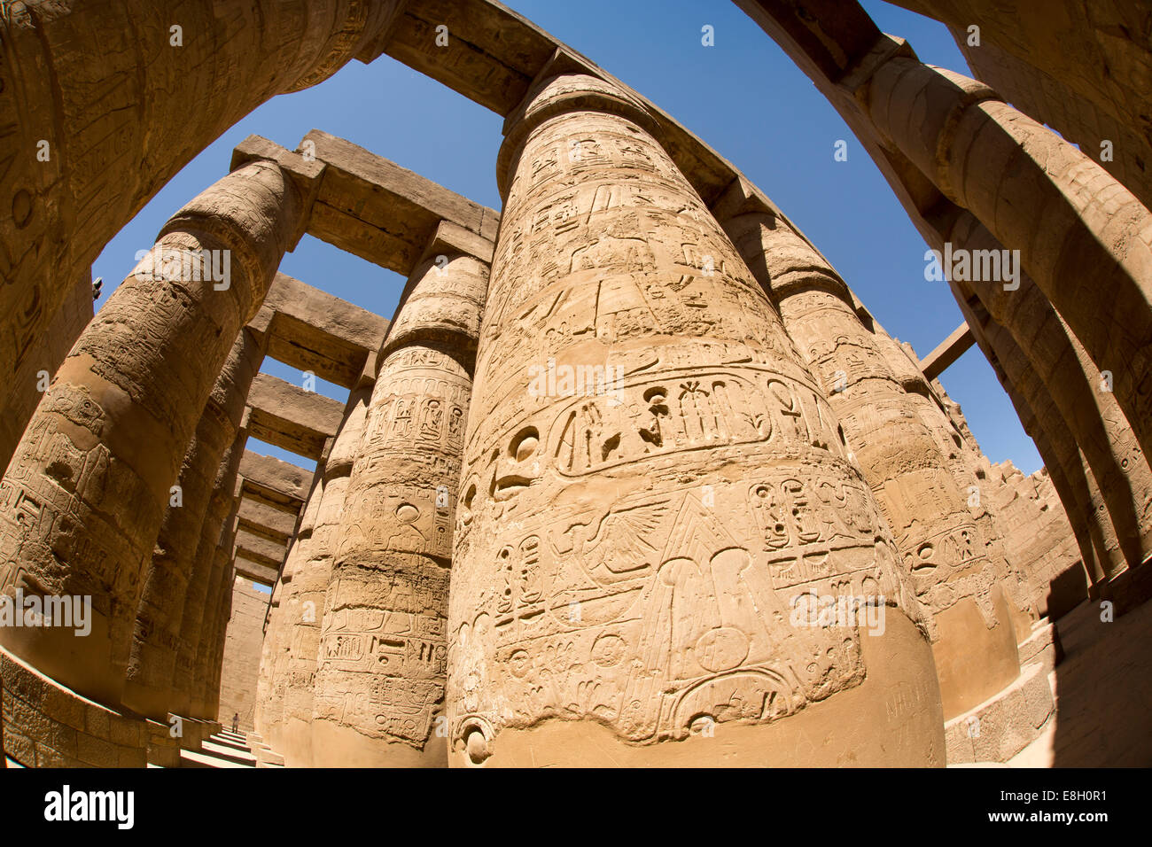 Egypte, Louxor, Temple de Karnak, les colonnes de la grande salle hypostyle, distorsion grand angle fish eye Banque D'Images