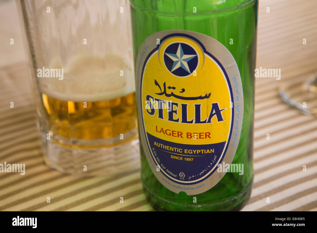 Egypte, Louxor, bouteille de bière lager égyptien Stella Photo Stock