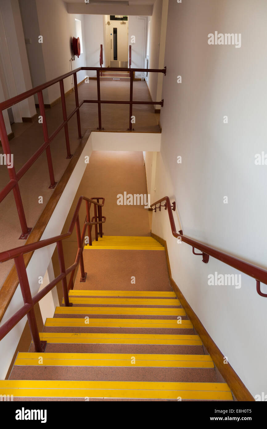 À la descente d'escaliers à l'intérieur du bâtiment. Banque D'Images