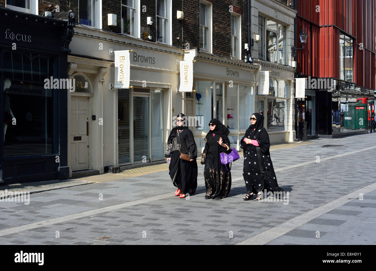 Les femmes musulmanes en vêtements traditionnels, South Molton Street, Mayfair, London W1, Royaume-Uni Banque D'Images