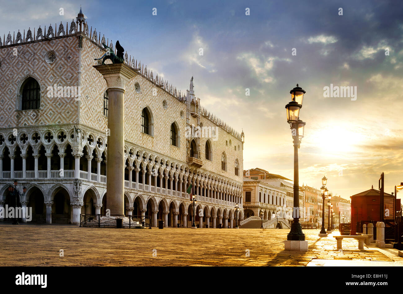 La place Saint Marc avec San Giorgio di Maggiore en arrière-plan - Venise, Venezia, Italie, Europe Banque D'Images