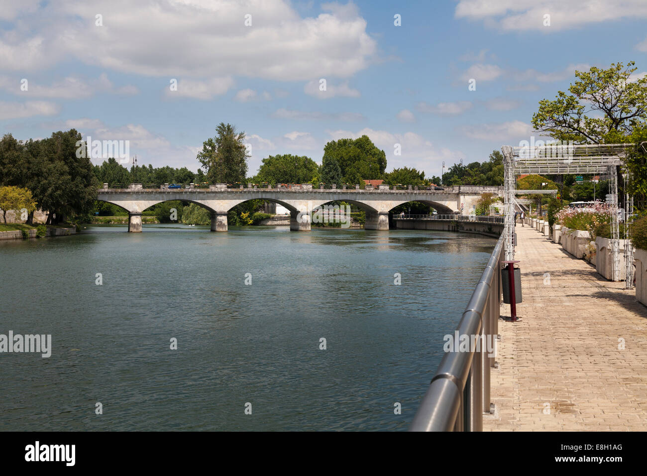 Pont Neuf sur le fleuve Charente à Cognac en France. Banque D'Images