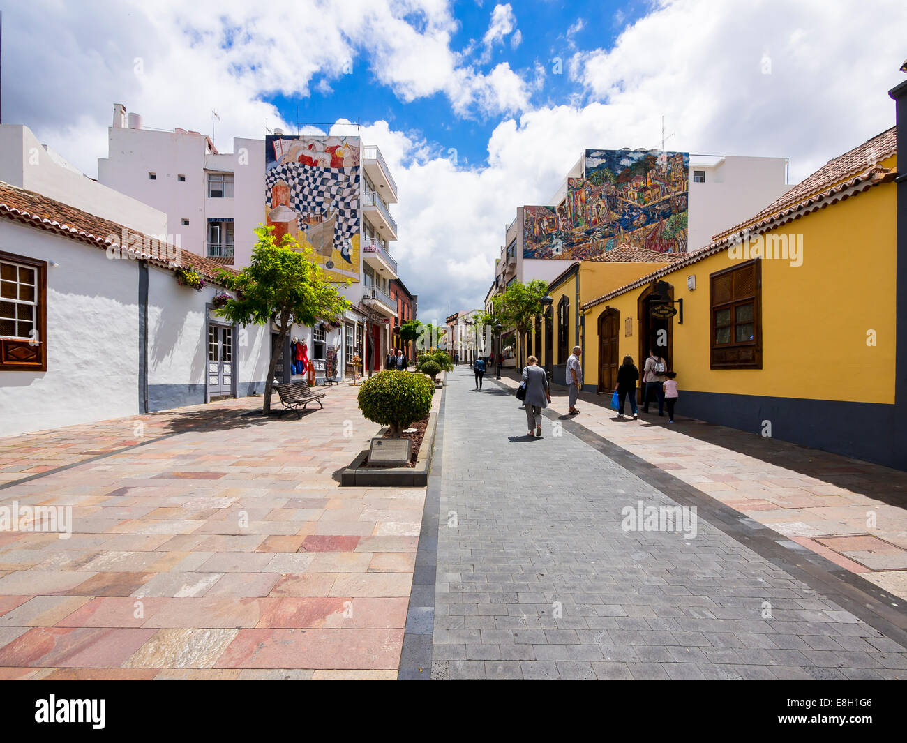 Espagne, Canaries, La Palma, Los Llanos de Aridane, Plaza de Espana, mosaïques sur les façades Banque D'Images