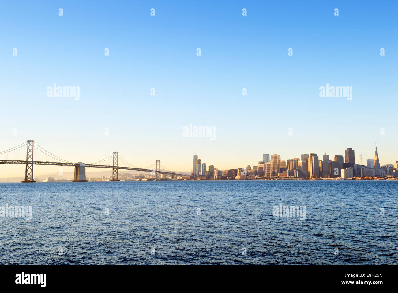 États-unis, Californie, San Francisco, Oakland Bay Bridge et du quartier financier de la ville dans la lumière du matin Banque D'Images