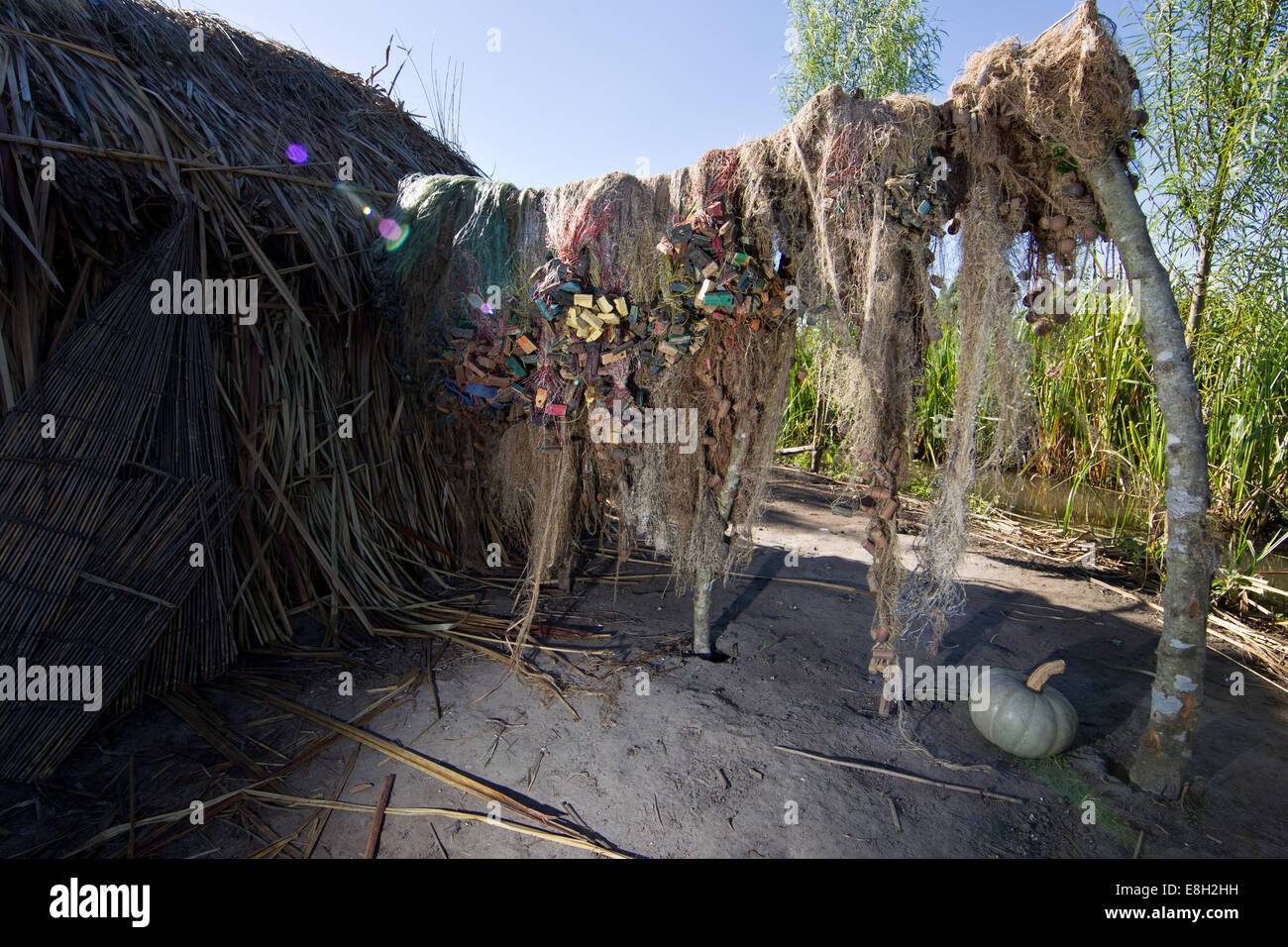 Accrocher les filets dans un village de pêche dans les zones humides, la Zambie, Bangweulu Banque D'Images