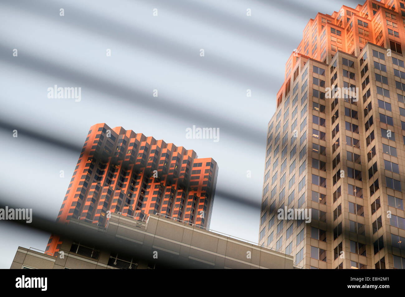 États-unis, Californie, San Francisco, vue à travers les stores aux gratte-ciel soleil Banque D'Images