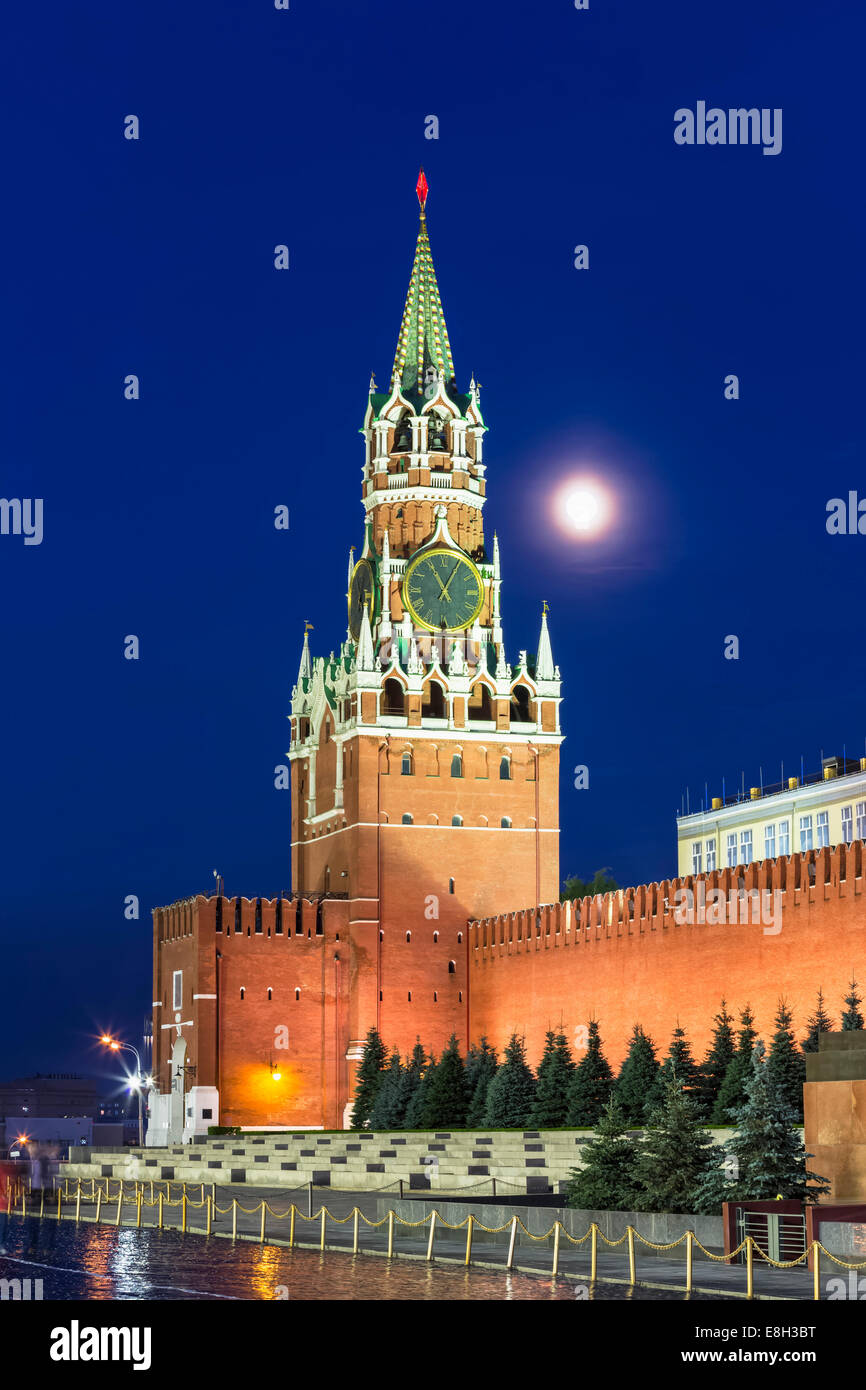 La Russie, Moscou, en vue de la tour Spasskaya du mur du Kremlin et par nuit Banque D'Images