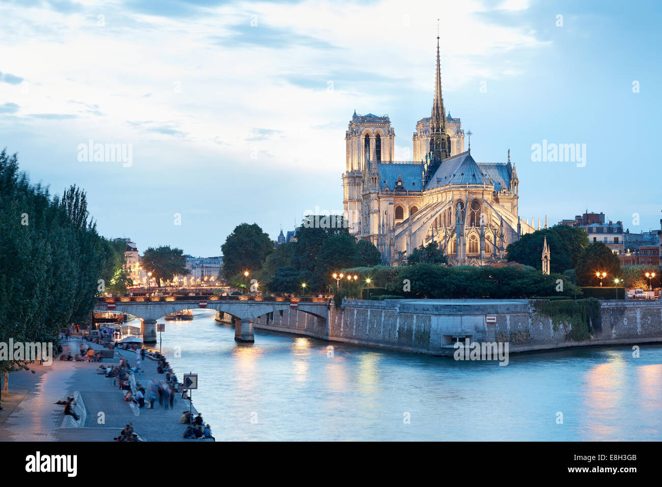 La Cathédrale notre dame de paris, les gens sur les quais Banque D'Images